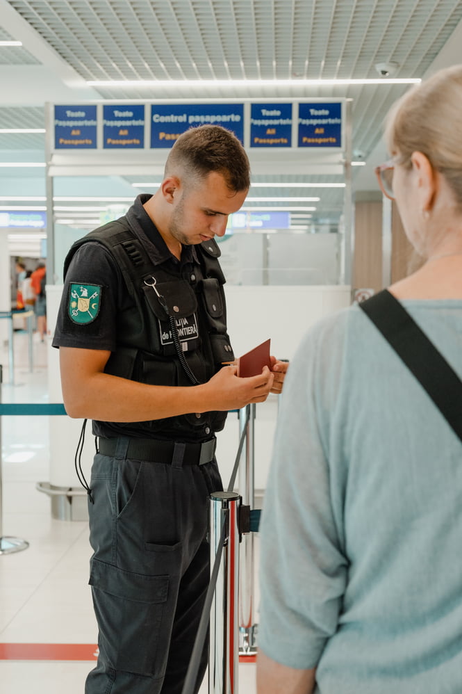 Doi cetățeni uzbeci au încercat să se identifice cu pașapoarte bulgărești falsificate