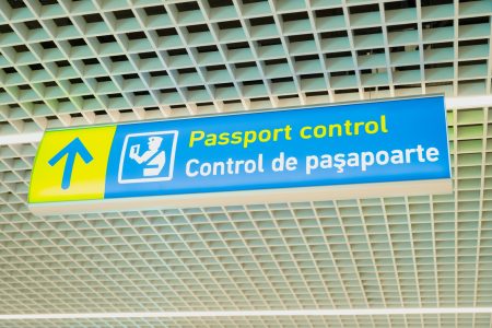 O viză falsificată și cartușe „uitate” în bagajele de mână
