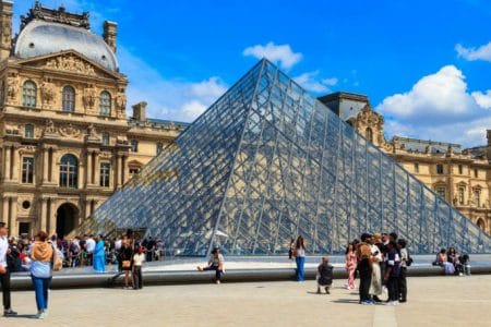 Taxe mai mari pentru turiști: Franța propune impozite pe vizitele la Notre-Dame și Luvru