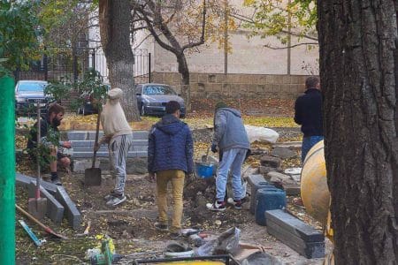 Scările intracartier de pe strada Lech Kaczynski, 10/1, în curs de reabilitare