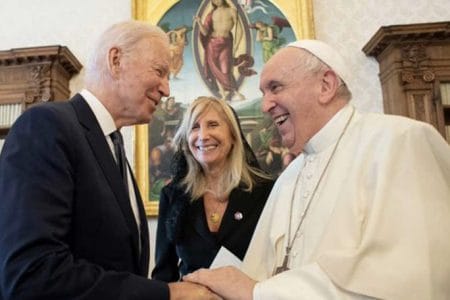 Papa Francisc, decorat cu Medalia prezidențială a libertății de către Joe Biden