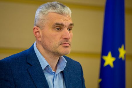 Slusari critică „Ajutorul de Paști”: Guvernarea oferă pomeni electorale în loc de reforme